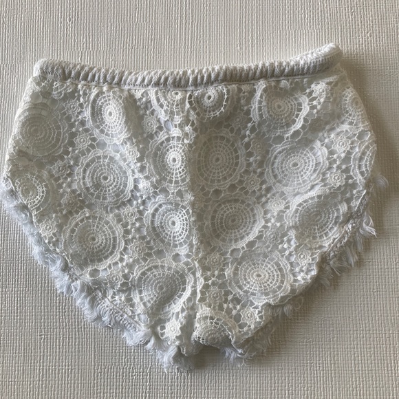 Lost in Alila XS white lace shorts - Picture 3 of 4